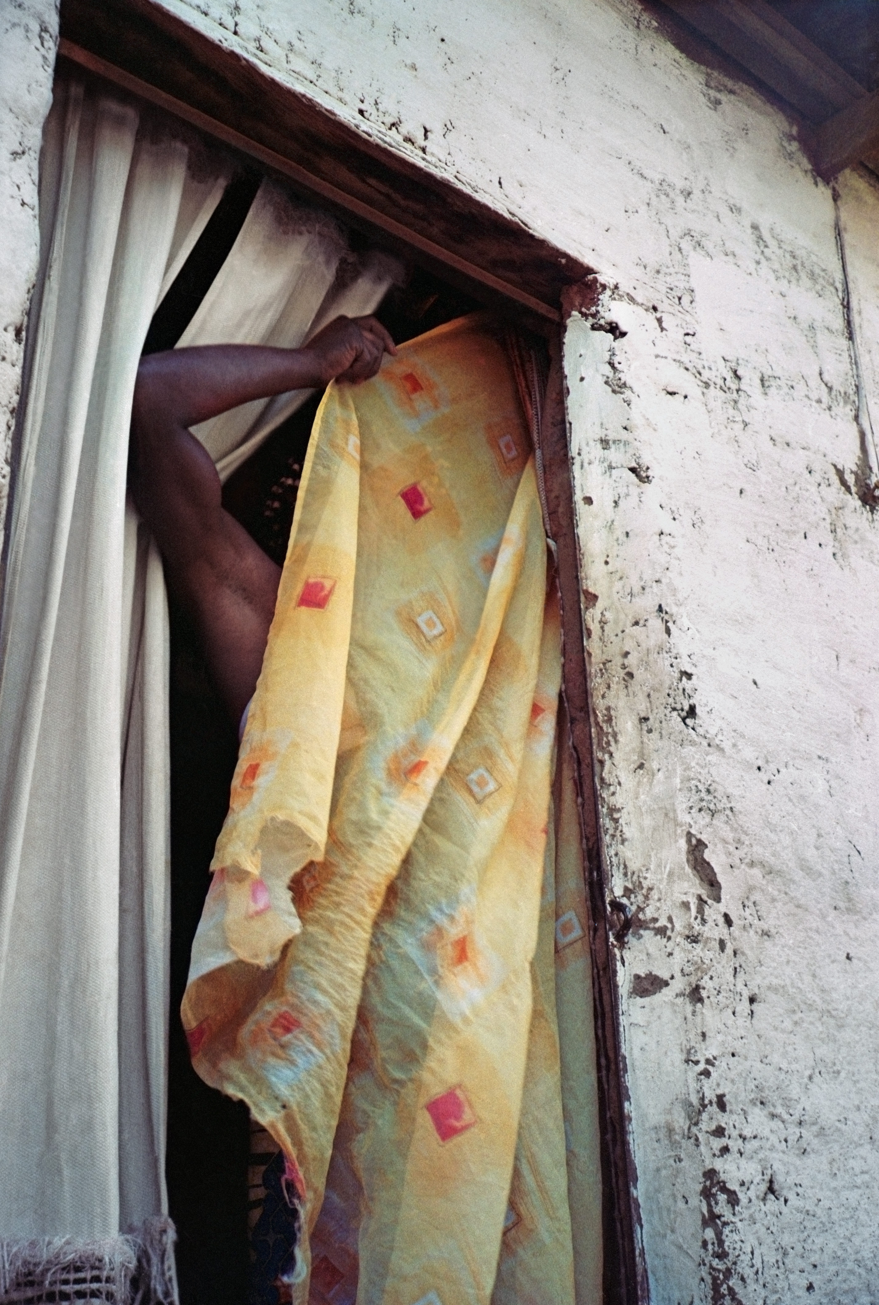 Sabelo Mlangeni, Protecting Identity, Kigoma, Lubumbashi (2017) � Digital ultrachrome archival print